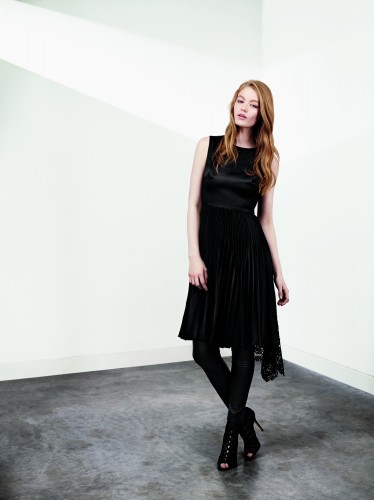 Sexy kombinácia čipky s koženkou.